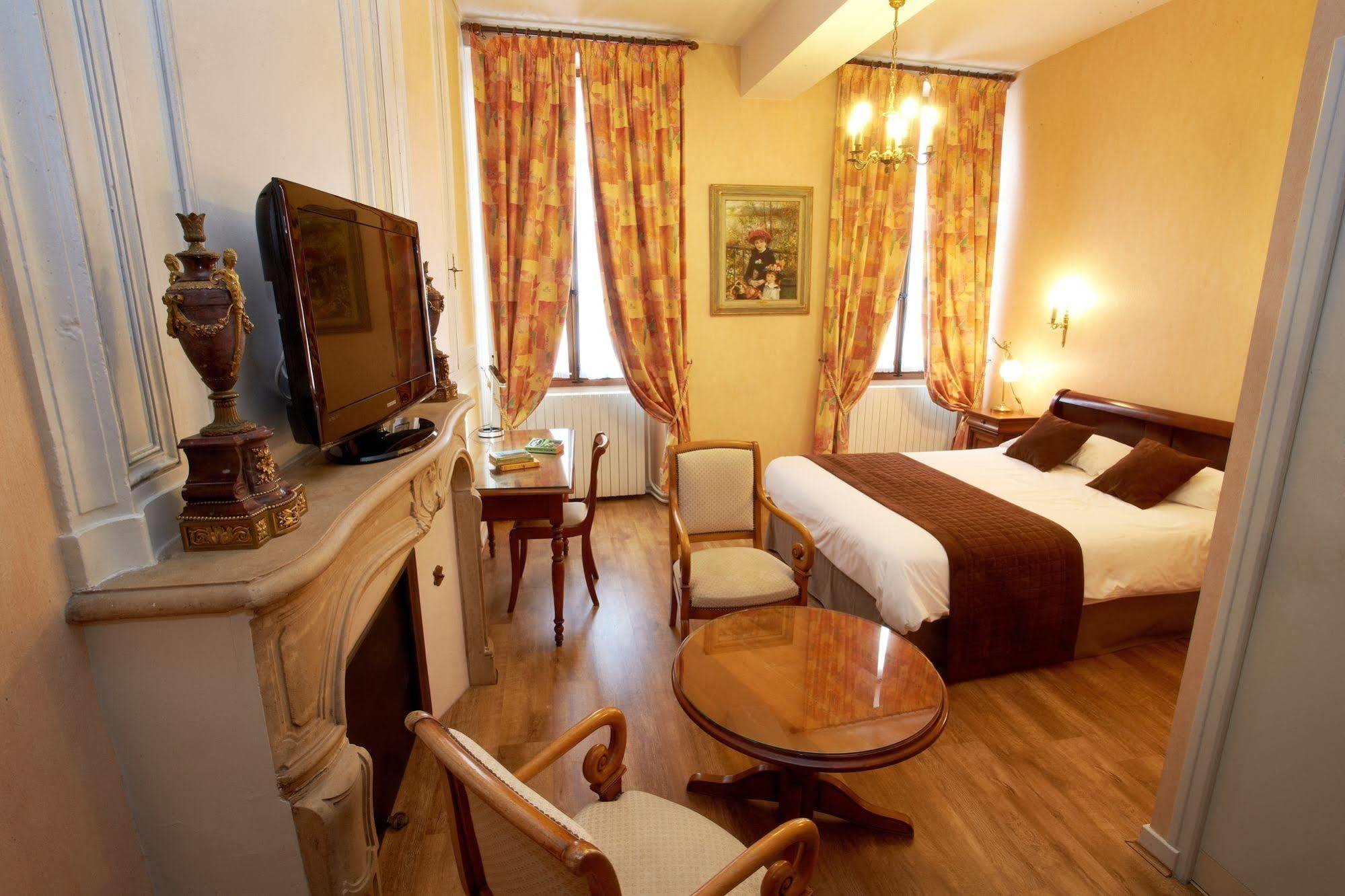 Logis Hotel - Le Relais Saint Vincent Ligny-le-Chatel ภายนอก รูปภาพ